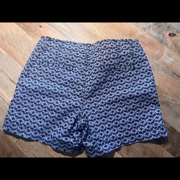 Eddie Bauer funky blue patterned khaki shorts - Picture 2 of 3